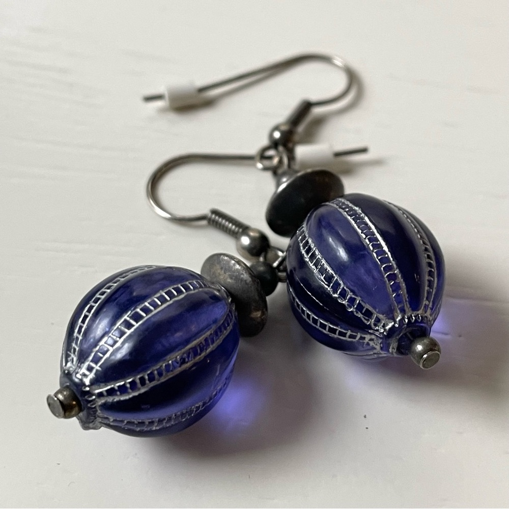 🚨🚨FINAL SALE!!!🚨🚨 Vintage cobalt blue plastic/lucite silvertone dangle earrings